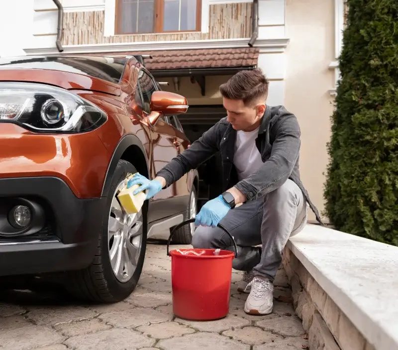 Lavage auto à domicile Caux-et-Sauzens : professionnel intervenant sur un véhicule